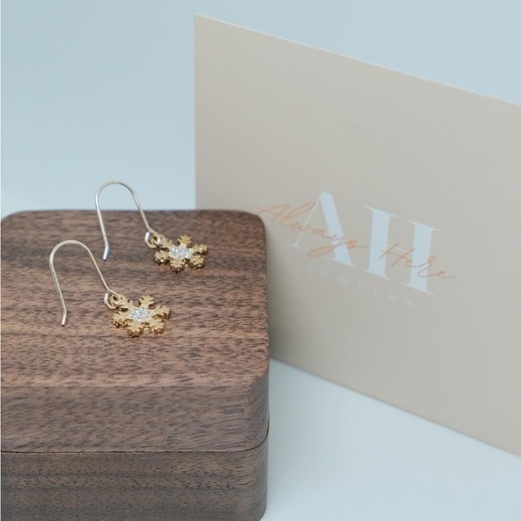 Simple Snowflake Earrings - Picture 2 of 3